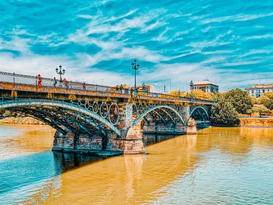 Spain_Seville_Triana Bridge_pixta_72898426_M