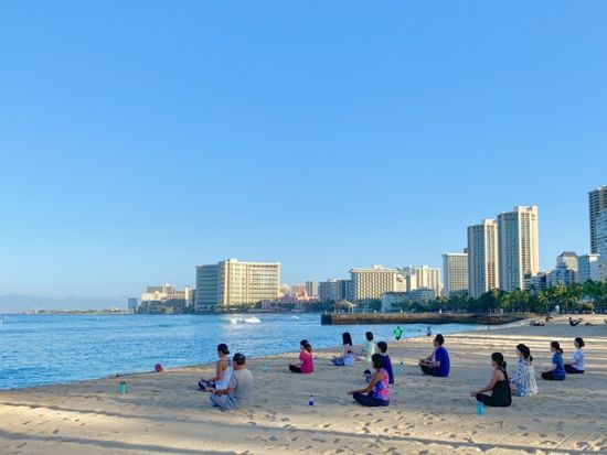 ワイキキビーチヨガレッスン　2名までのプライベートレッスンまたはリーズナブルなグループレッスンから選べるプラン＜1時間／日本語インストラクター＞by ヨガアロハ