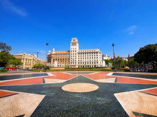 Spain_Barcelona_Placa de Catalunya_pixta_12792894_M