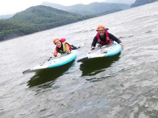 かなやま湖 SUP体験　夏は湖からラベンダーも見える♪のんびり楽しむ半日レイクSUP ＜13歳以上参加OK／4～10月／富良野市＞ byフライングドルフィンズ