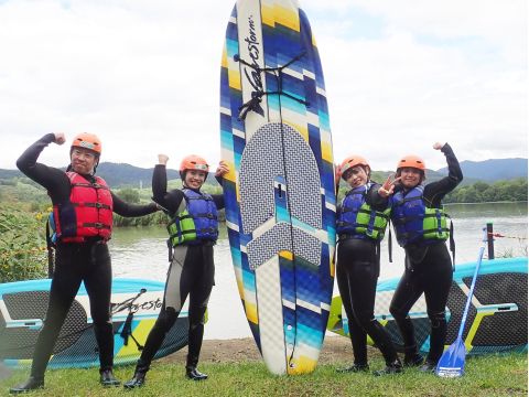 かなやま湖 SUP体験　夏は湖からラベンダーも見える♪のんびり楽しむ半日レイクSUP ＜13歳以上参加OK／4～10月／富良野市＞ byフライングドルフィンズ