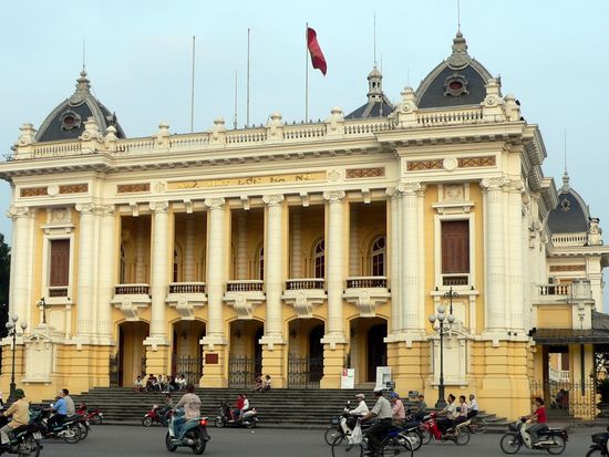 Vietnam_Hanoi_Opera House_shutterstock_34365046
