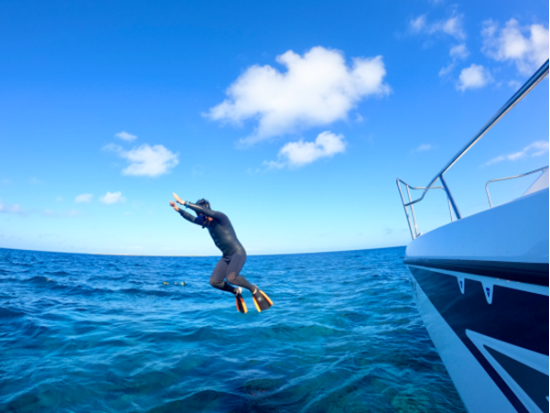 シュノーケルボートチャーター グループ貸切！自分たちだけの空間で特別な時間を過ごせるコース＜1～8名／無料撮影／北谷発＞
