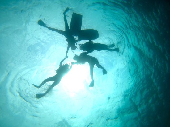 シュノーケルボートチャーター グループ貸切！自分たちだけの空間で特別な時間を過ごせるコース＜1～8名／無料撮影／北谷発＞