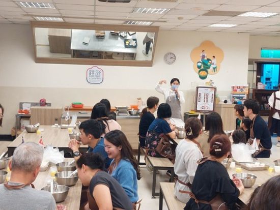 台北「郭元益糕餅博物館」パイナップルケーキ作り体験　台湾パイナップルケーキの有名店でケーキ作り＆お菓子博物館のツアー！ ＜英語または日本語インストラクター＞