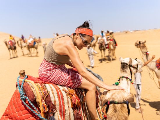 カイロまたはギザのサンドボードとキャメルライドを楽しめる4x4のデザートサファリ by Tiqets