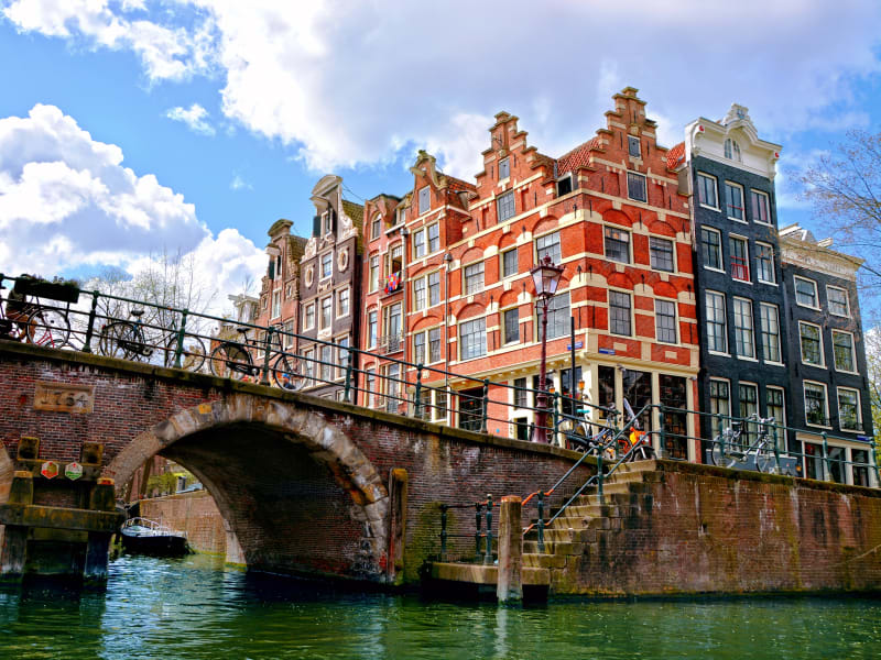 Netherlands_Amsterdam_canal_houses_shutterstock_421211233