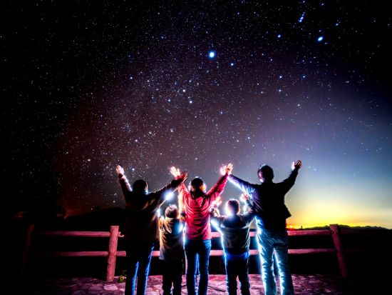 スターナイトフォト　6等星まで見える天然プラネタリウムの星空をバックに記念撮影＜国頭村森林公園＞