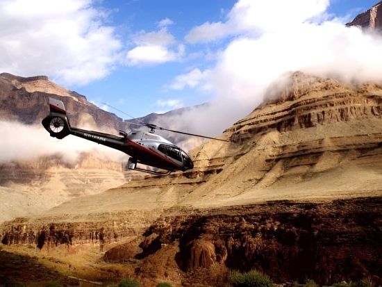 ヘリコプターで行く　グランドキャニオン・ウエスト＆谷底ランディング ＜片道約45分フライト／シャンパン＆軽食付き＞by Maverick