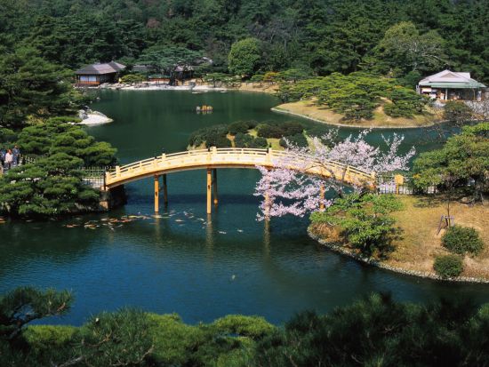 ガイドと巡る「栗林公園」ツアー 早朝の贅沢散歩＆人気カフェorうどん店へのご案内 ＜前日17時まで予約OK／約3時間＞