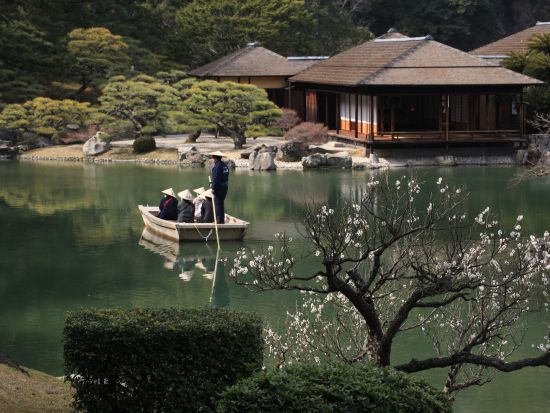 ガイドと巡る「栗林公園」ツアー 早朝の贅沢散歩＆人気カフェorうどん店へのご案内 ＜前日17時まで予約OK／約3時間＞