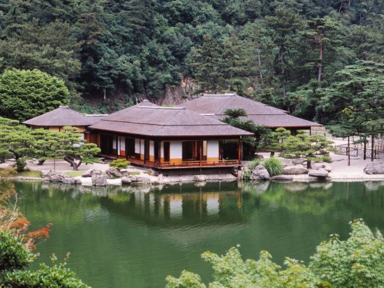 ガイドと巡る「栗林公園」ツアー 早朝の贅沢散歩＆人気カフェorうどん店へのご案内 ＜前日17時まで予約OK／約3時間＞