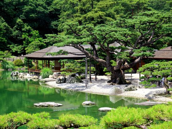 ガイドと巡る「栗林公園」ツアー 早朝の贅沢散歩＆人気カフェorうどん店へのご案内 ＜前日17時まで予約OK／約3時間＞