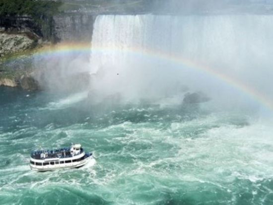 ナイアガラの滝　霧の乙女号ボートツアー＆スカイロンタワーなど各種ツアー by Tiqets
