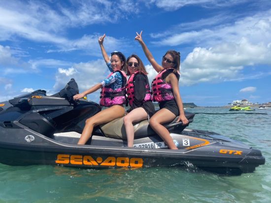 ジェットスキー2艇貸し切り 初めての方も安心！プライベート空間でオーダーメイドのマリンスポーツを楽しむコース＜6時間／写真サービス／うるま市＞