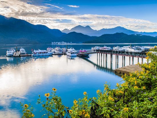 Taiwan_Sun Moon Lake_shutterstock_366028304