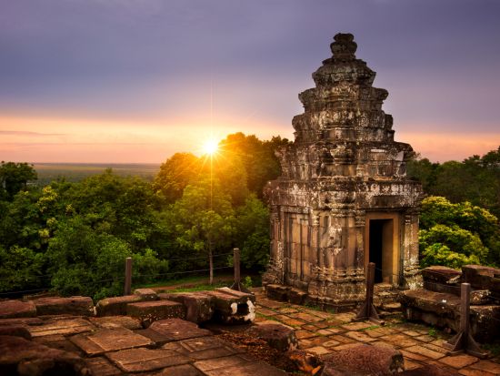 アンコールワット3大遺跡1日観光ツアー プノンバケンでの夕日鑑賞 アプサラダンスディナーショープラン選択可！＜貸切／昼食／日本語ガイド／朝日鑑賞オプション有＞