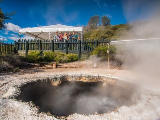 ワイトモ鍾乳洞＆ロトルア1日観光ツアー　世界8番目の不思議を体験＜日本語ガイド／オークランド発着＞