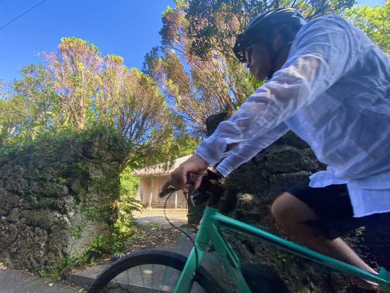 沖縄離島サイクリング！1日1組限定！e-bikeでサクッと沖縄の島々を観光しよう インストラクター同行で安心♪＜約4時間／昼食付＞
