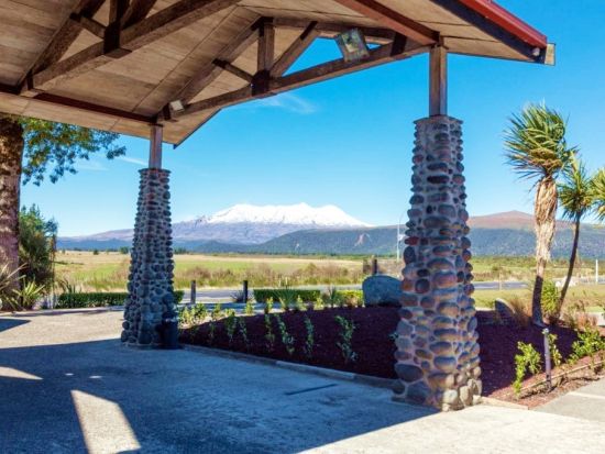 世界遺産トンガリロ国立公園トレッキング宿泊ツアー　トレッキングは半日か1日から選択可能！＜1泊2日or2泊3日／10～3月／オークランド発＞