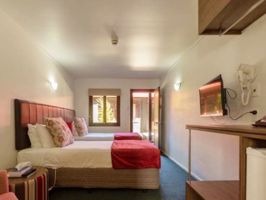 世界遺産トンガリロ国立公園トレッキング宿泊ツアー　トレッキングは半日か1日から選択可能！＜1泊2日or2泊3日／10～3月／オークランド発＞