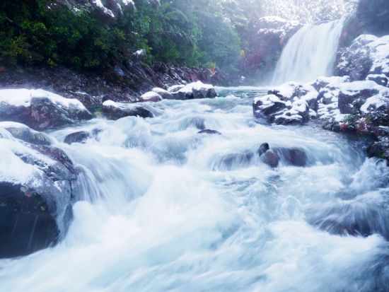 世界遺産トンガリロ国立公園トレッキング宿泊ツアー　トレッキングは半日か1日から選択可能！＜1泊2日or2泊3日／10～3月／オークランド発＞