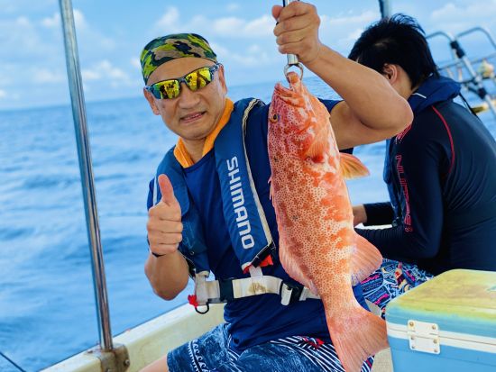 大物を狙おう！半日泳がせ釣りコース アカジンミーバイを釣り上げろ！年齢制限なし&選べる午前・午後プランで気軽に参加OK◎＜送迎あり／約4時間／石垣島＞