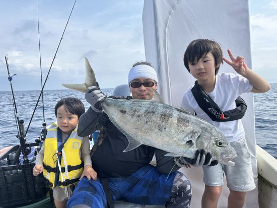 のんびり泳がせ釣り1日コース 確実に大物を釣りたい方にオススメ◎釣った魚は居酒屋で食べて乾杯しよう！＜送迎あり／約7時間／石垣島＞