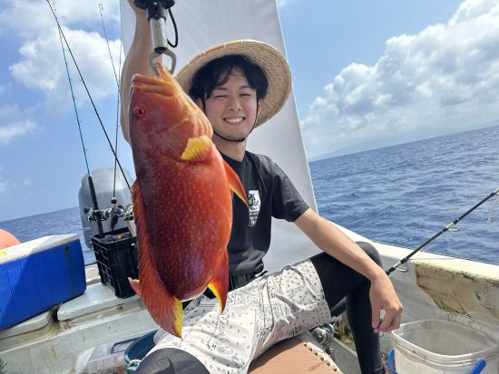 のんびり泳がせ釣り1日コース 確実に大物を釣りたい方にオススメ◎釣った魚は居酒屋で食べて乾杯しよう！＜送迎あり／約7時間／石垣島＞