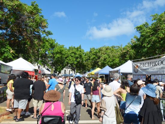 オアフ島半日観光　KCCファーマーズマーケット＋カイムキタウン＋カハラモール＋タンタラスの丘＋マノア・マーケットプレイスを巡る＜土曜日／英語または日本語ガイド＞