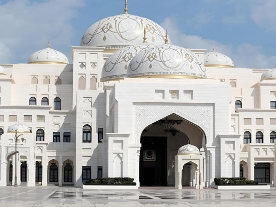 【貸切】選べるドバイ発アブダビ観光ツアー！グランド・モスク入場＋カスル・アル・ワタン＋ルーヴルorチームラボ＜貸切／ホテルランチ付／英語／終日／ドバイ発＞