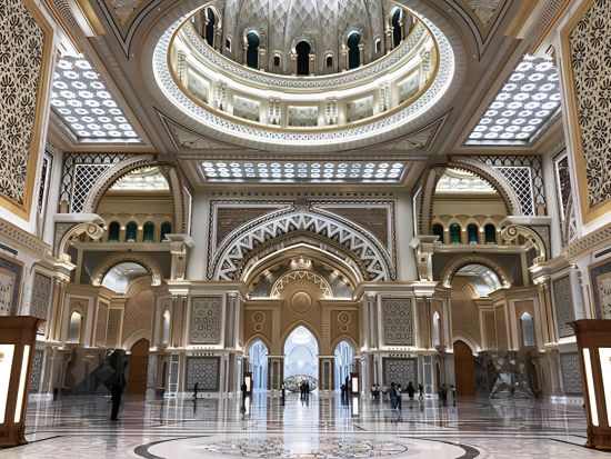 【貸切】選べるドバイ発アブダビ観光ツアー！グランド・モスク入場＋カスル・アル・ワタン＋ルーヴルorチームラボ＜貸切／ホテルランチ付／英語／終日／ドバイ発＞