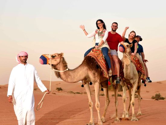 憧れのサハラ・デザート・フォートレスでディナー！砂丘ドライブ＋ラクダ乗り＋ディナー＋ショー＜混載／午後発／日本語オプションあり／往復送迎／ディナー付／ドバイ発＞