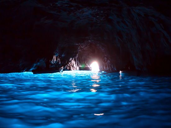 カプリ島日帰り観光ツアー　選べる自由散策プランまたは青の洞窟入場付きプラン！＜5～10月／混載／英語／ローマ発＞