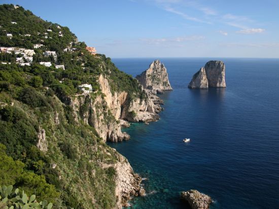 カプリ島日帰り観光ツアー　選べる自由散策プランまたは青の洞窟入場付きプラン！＜5～10月／混載／英語／ローマ発＞