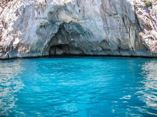 カプリ島日帰り観光ツアー　選べる自由散策プランまたは青の洞窟入場付きプラン！＜5～10月／混載／英語／ローマ発＞