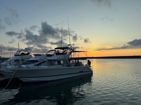 サンセットクルーズ 沖縄の海で音楽を聴きながらクルージング！オプションで夕焼けを見ながら船上BBQも＜約2時間30分／送迎あり／宜野湾市＞
