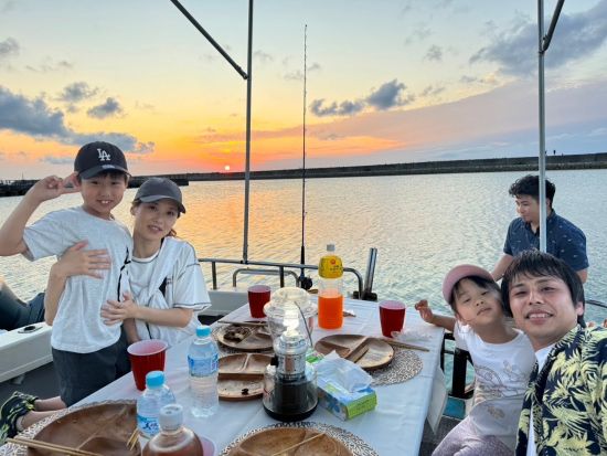 サンセットクルーズ 沖縄の海で音楽を聴きながらクルージング！オプションで夕焼けを見ながら船上BBQも＜約2時間30分／送迎あり／宜野湾市＞