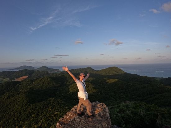 野底岳マーペー登山＆滝遊び "恋愛スポット"として知られるマーペーをトレッキング！迫力満点の屋比久の滝を目指すツアー！＜2時間30分／2歳から参加可能／石垣島＞