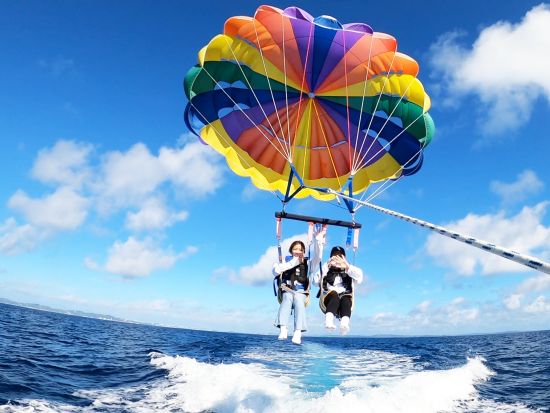 パラセーリング体験 南城市知念・久高島の絶景を眺めながら空中散歩 ！選べる3種類の高さで初心者も大満足＜1時間半／南城市＞