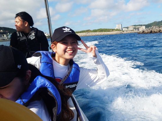 パラセーリング体験 南城市知念・久高島の絶景を眺めながら空中散歩 ！選べる3種類の高さで初心者も大満足＜1時間半／南城市＞