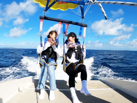 パラセーリング体験 南城市知念・久高島の絶景を眺めながら空中散歩 ！選べる3種類の高さで初心者も大満足＜1時間半／南城市＞