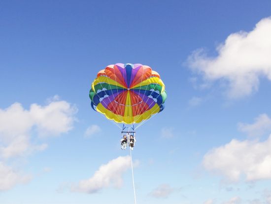パラセーリング体験 南城市知念・久高島の絶景を眺めながら空中散歩 ！選べる3種類の高さで初心者も大満足＜1時間半／南城市＞