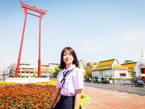 タイの学生服フォトツアー　タイ旧市街の名所＋ターマハラート＜半日／混載or貸切／日本語or英語ガイド＞