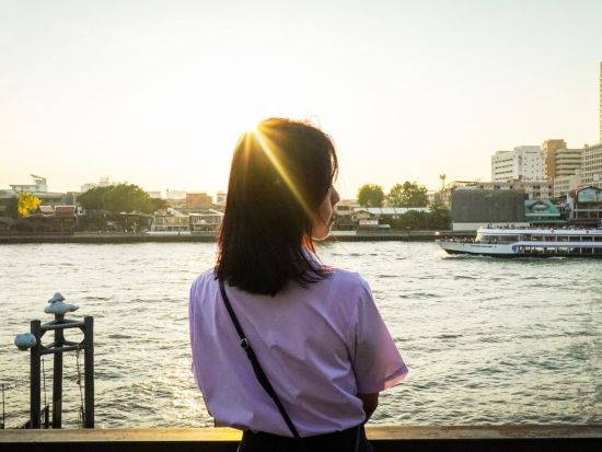 タイの学生服フォトツアー　タイ旧市街の名所＋ターマハラート＜半日／混載or貸切／日本語or英語ガイド＞