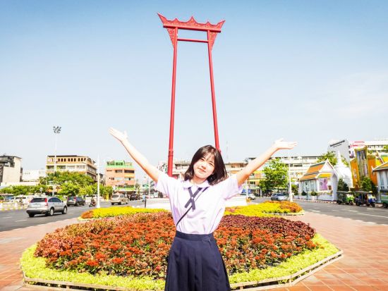 タイの学生服フォトツアー　タイ旧市街の名所＋ターマハラート＜半日／混載or貸切／日本語or英語ガイド＞