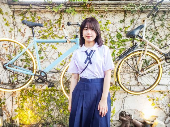 タイの学生服フォトツアー　タイ旧市街の名所＋ターマハラート＜半日／混載or貸切／日本語or英語ガイド＞