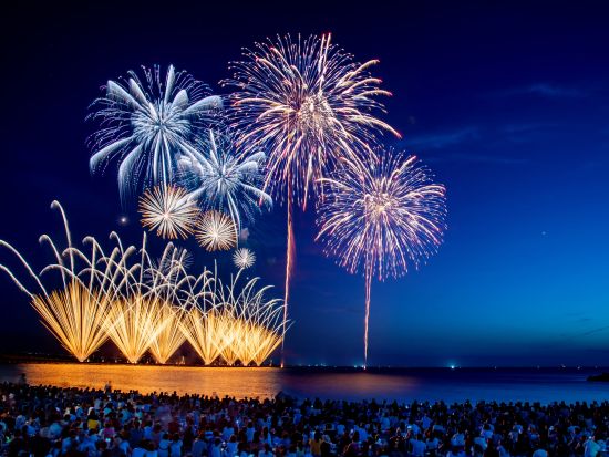 8月11日限定！三国花火大会を観覧する日帰りバスツアー 専用観覧席で圧巻の花火を鑑賞＋東尋坊を自由散策 海鮮と越前そばの夕食付き＜金沢発着＞
