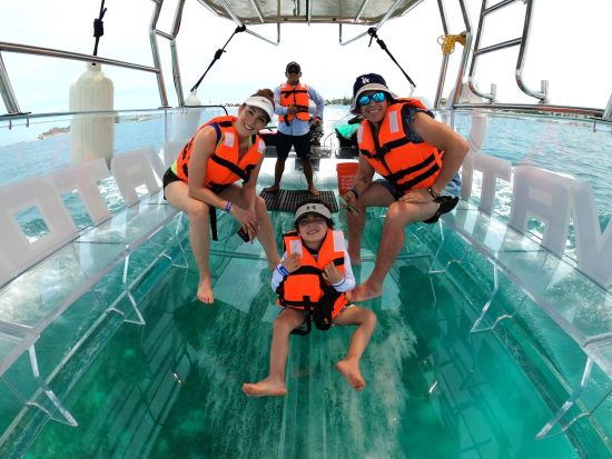 イスラムヘーレス クリアボートツアー　100%透明のボートで360度カリビアンブルーの世界へ！＜英語ガイド／1日複数便＞