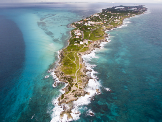 フェリーで行くイスラ・ムヘーレス島観光　ガイド付きゴルフカートツアー＋ビーチクラブ ＜ビュッフェランチ＆ドリンク付き／英語ガイド／カンクン発＞